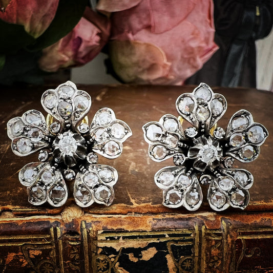 Coppia di orecchini vintage a fiore in oro 18k con diamanti taglio rosa e brillante