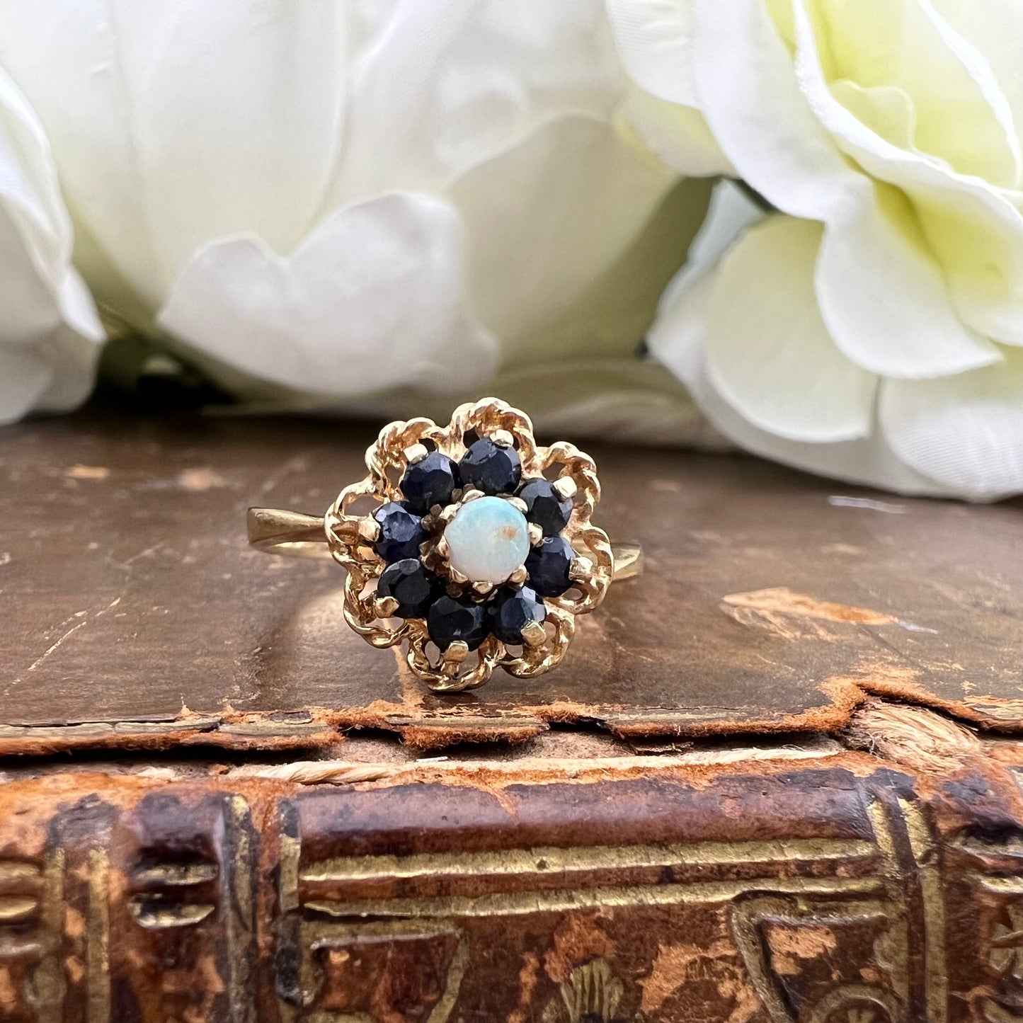 Anello vintage margherita in oro 9 ct con zaffiri e opale – Londra 1979