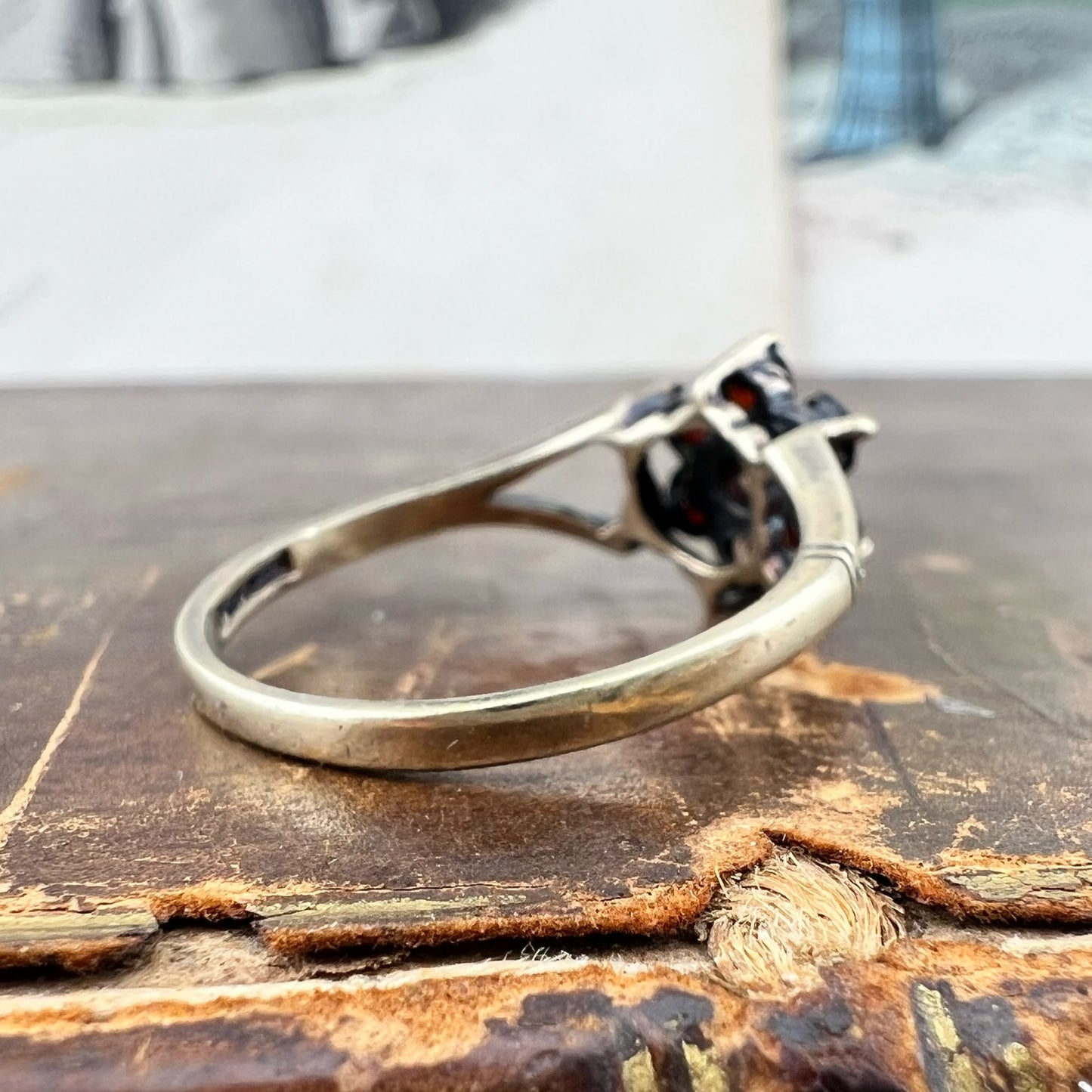 Anello vintage a margherita con granati – Birmingham, 1981