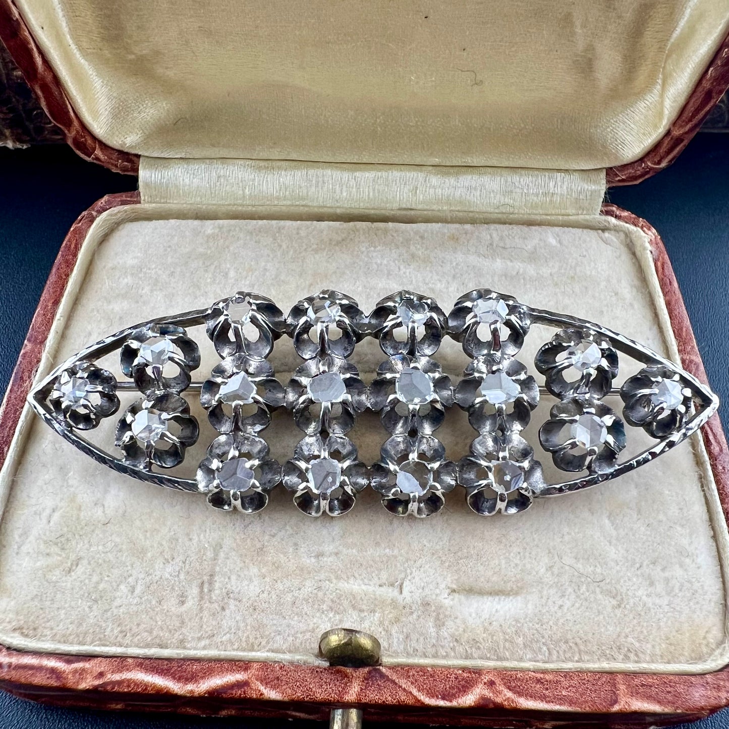 Hanie, spilla da donna, in argento, a forma di fiore, con perle di zirconia bianche e cristalli Swarovski Elements, adatta a vestiti formali, maglioni, cappotti, abiti da sera, regalo per l'inverno Hanie, spilla da donna, in argento, a forma di fiore, con perle di zirconia bianche e cristalli Swarovski Elements, adatta a vestiti formali, maglioni, cappotti, abiti da sera, regalo per l'inverno