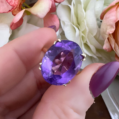 Anello cocktail in oro 9k con ametista taglio ovale ct 9.6, Inghilterra anni ‘60