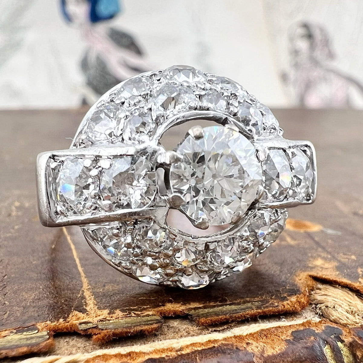 Anello a cupola Art Déco in platino con oltre 4 carati di diamanti – 1920-1940