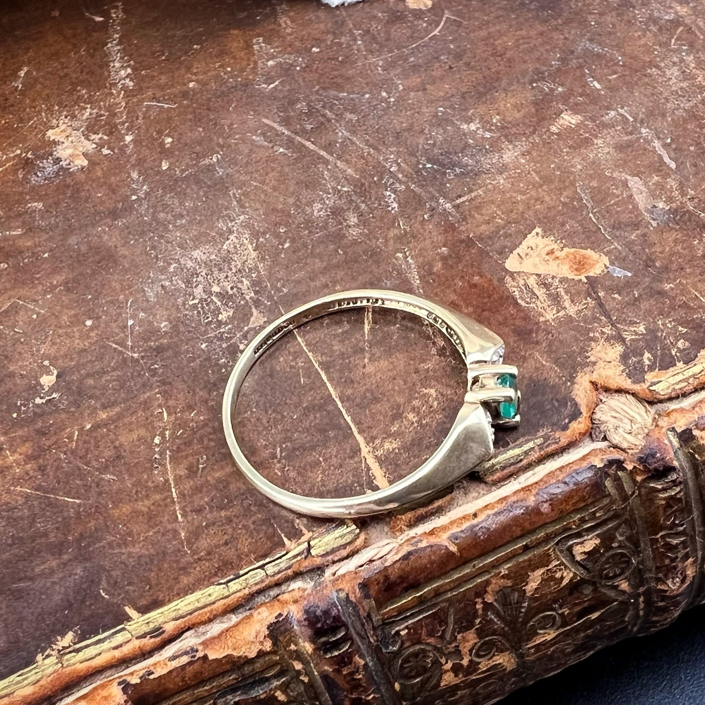 Anello Trilogy con Smeraldo e Diamanti