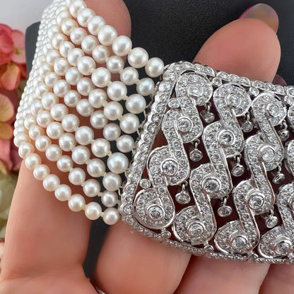 Importante collare con 7.95 ct di diamanti e 780 perle Akoya in oro 18k