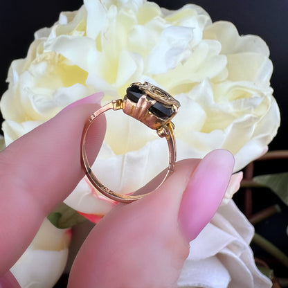 Anello eduardiano in oro e onice con lettera D
