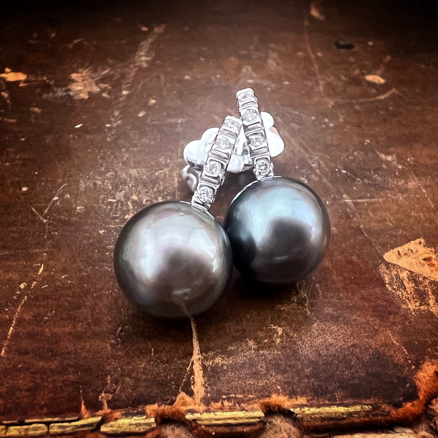 Orecchini oro 18k a perno “Perle di Tahiti con Motivo Curvo”