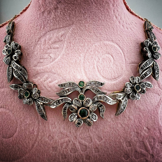 Antico collier in oro e argento con smeraldi e diamanti. Italia circa 1934-1940.