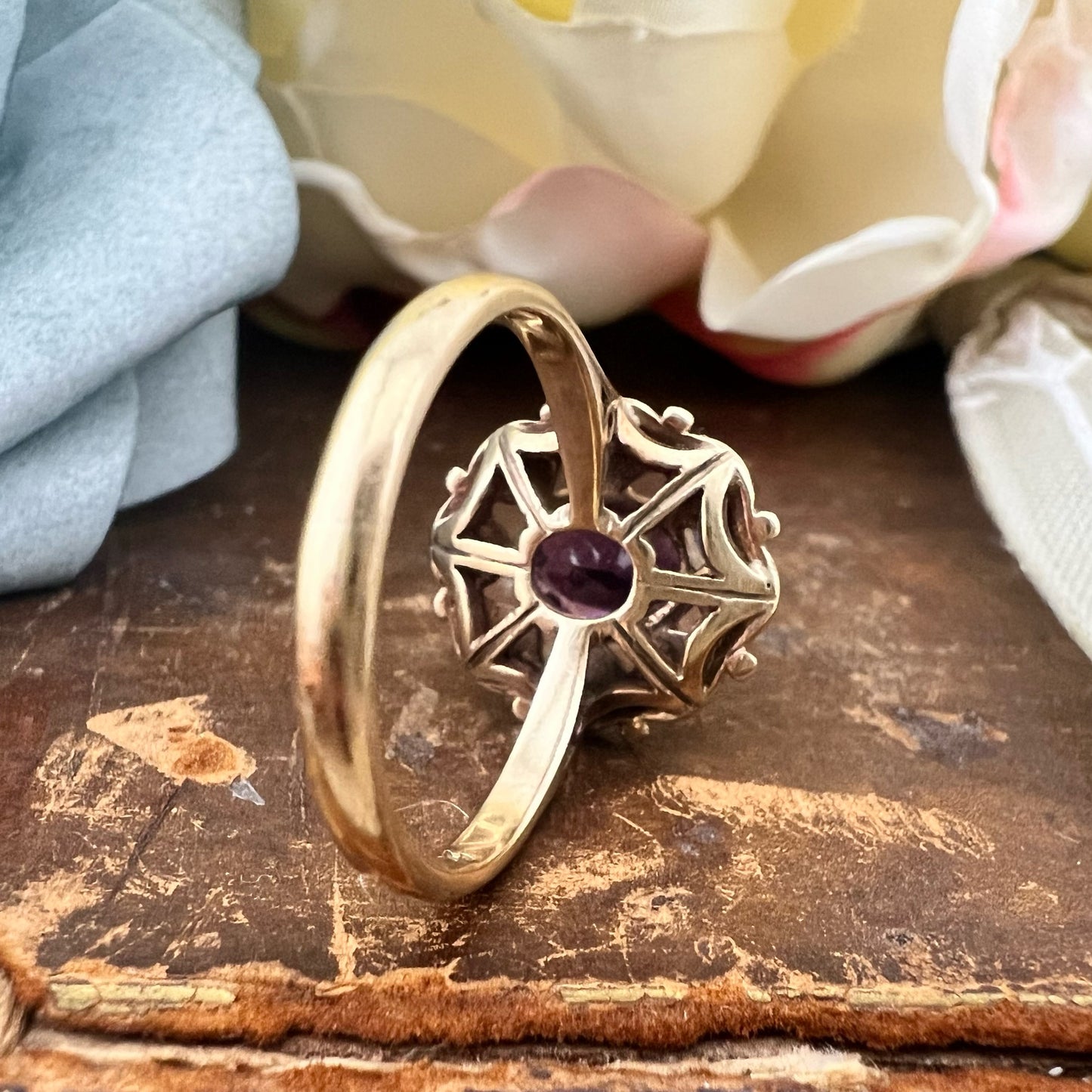 Anello vintage a margherita in oro 9k con ametista e perle naturali. Edimburgo, 1962
