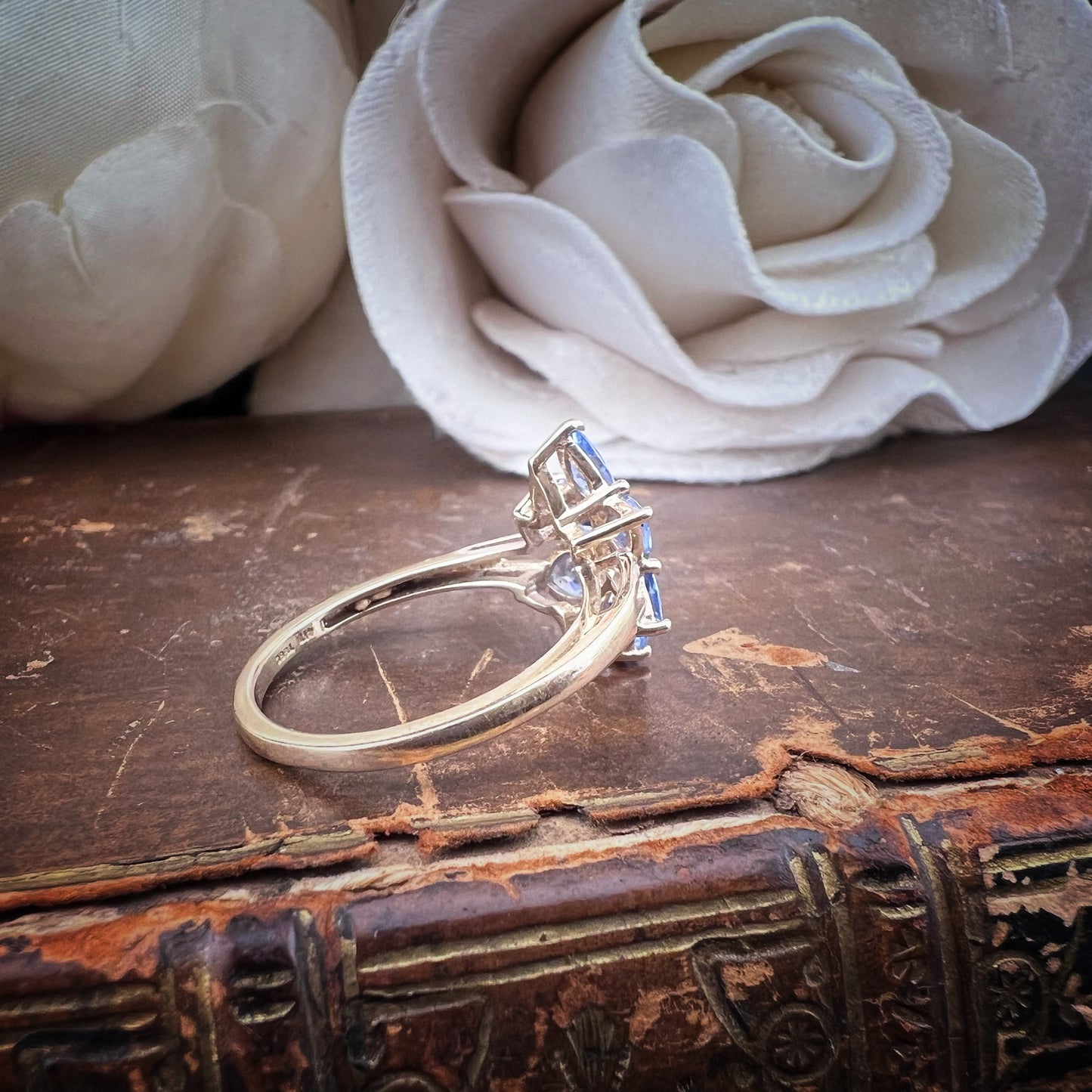 Anello vintage in oro giallo con topazi indaco e diamanti