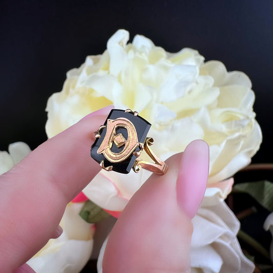 Anello eduardiano in oro e onice con lettera D