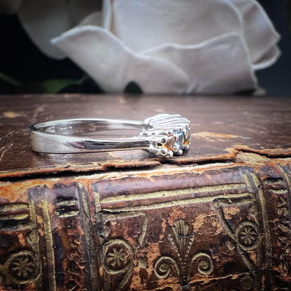 Anello vintage in oro bianco 18 ct con topazi azzurri e quarzi citrini Madera Vintage 18K White Gold Ring with Blue Topaz and Madeira Citrine Quartz