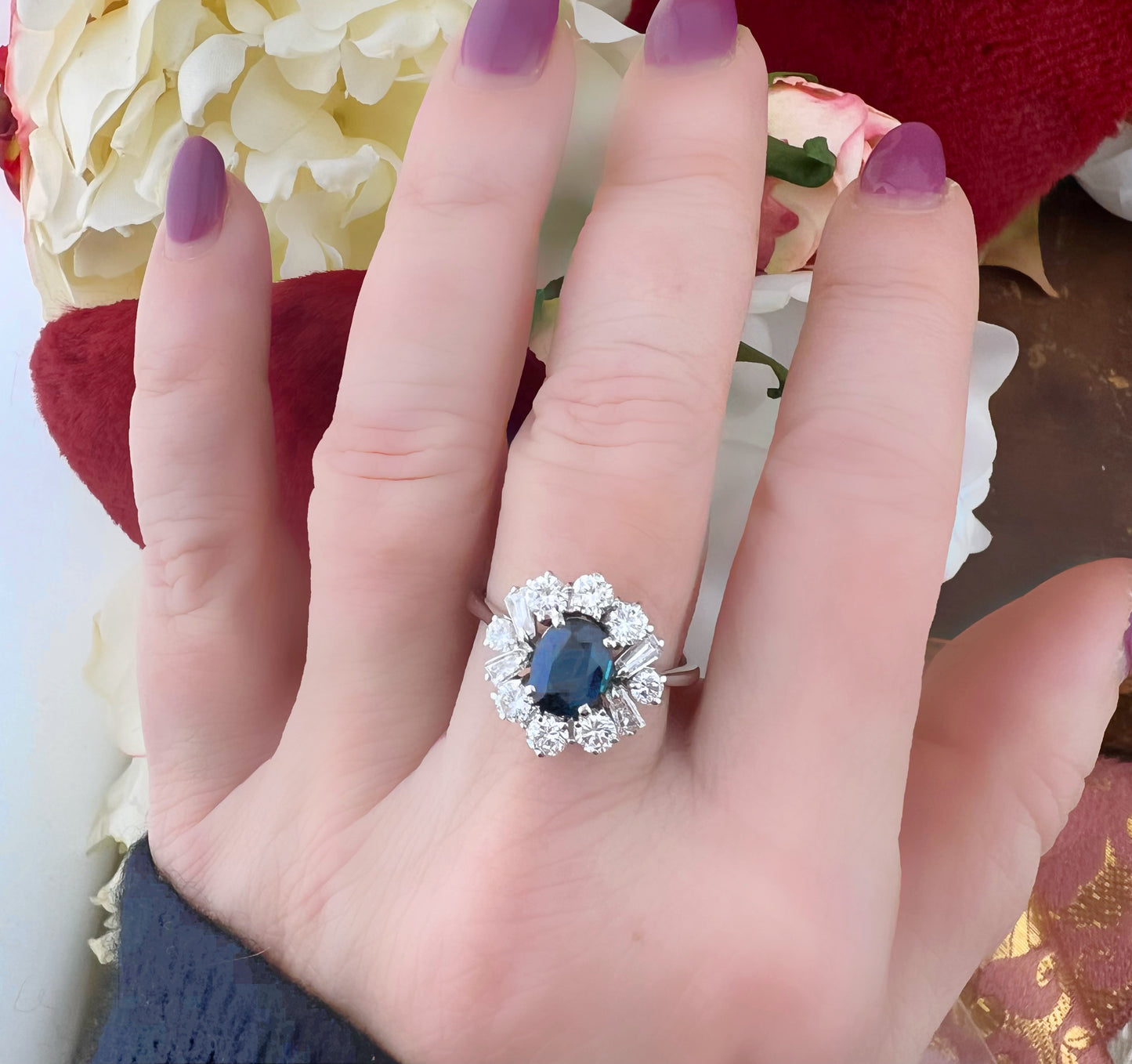 Anello vintage con zaffiro naturale e diamanti IF – G modello margherita, anni ’60 - certificato