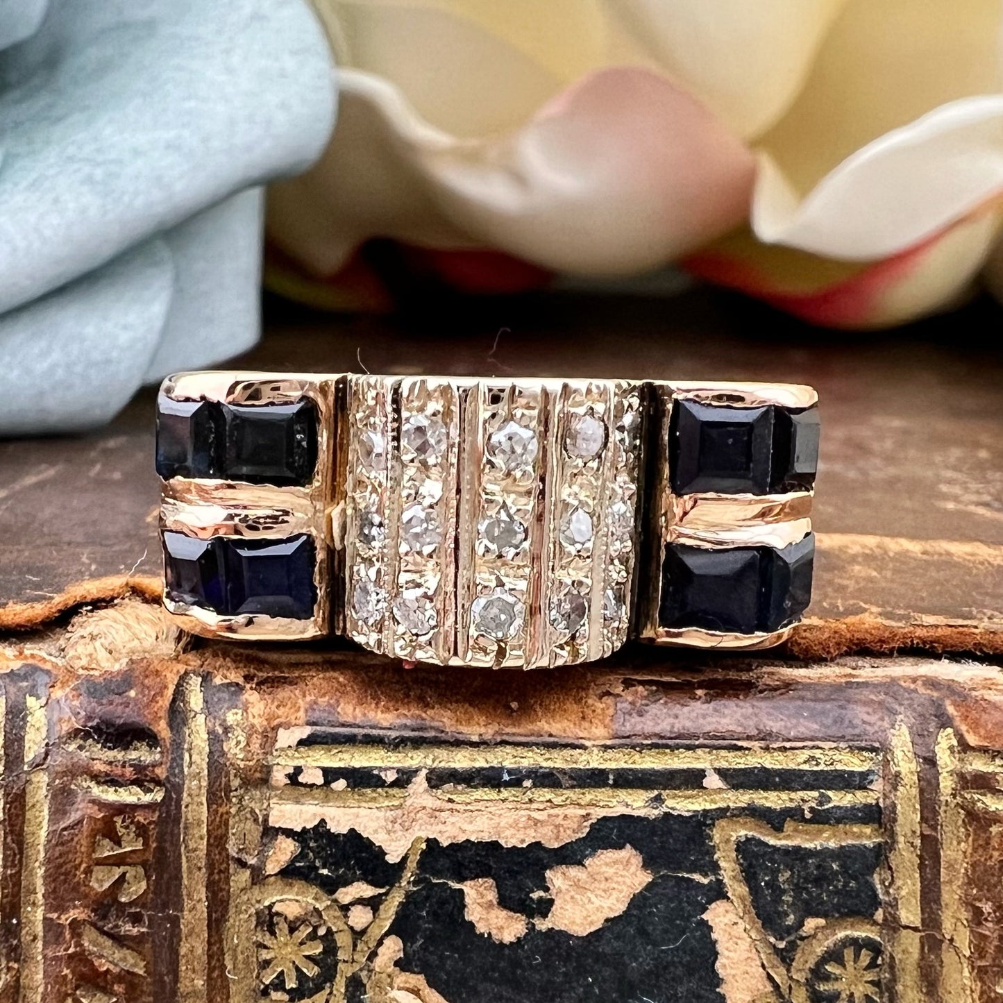 Anello a ponte con zaffiri e diamanti in oro 18 k