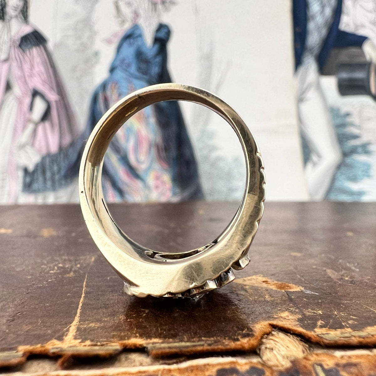 Anello a volute in oro 18k con margherita di diamanti – Italia, circa 1940