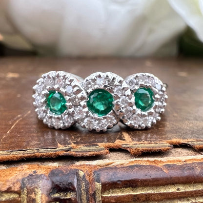 Anello Trilogy con Smeraldi e Diamanti – Oro Bianco 18k
