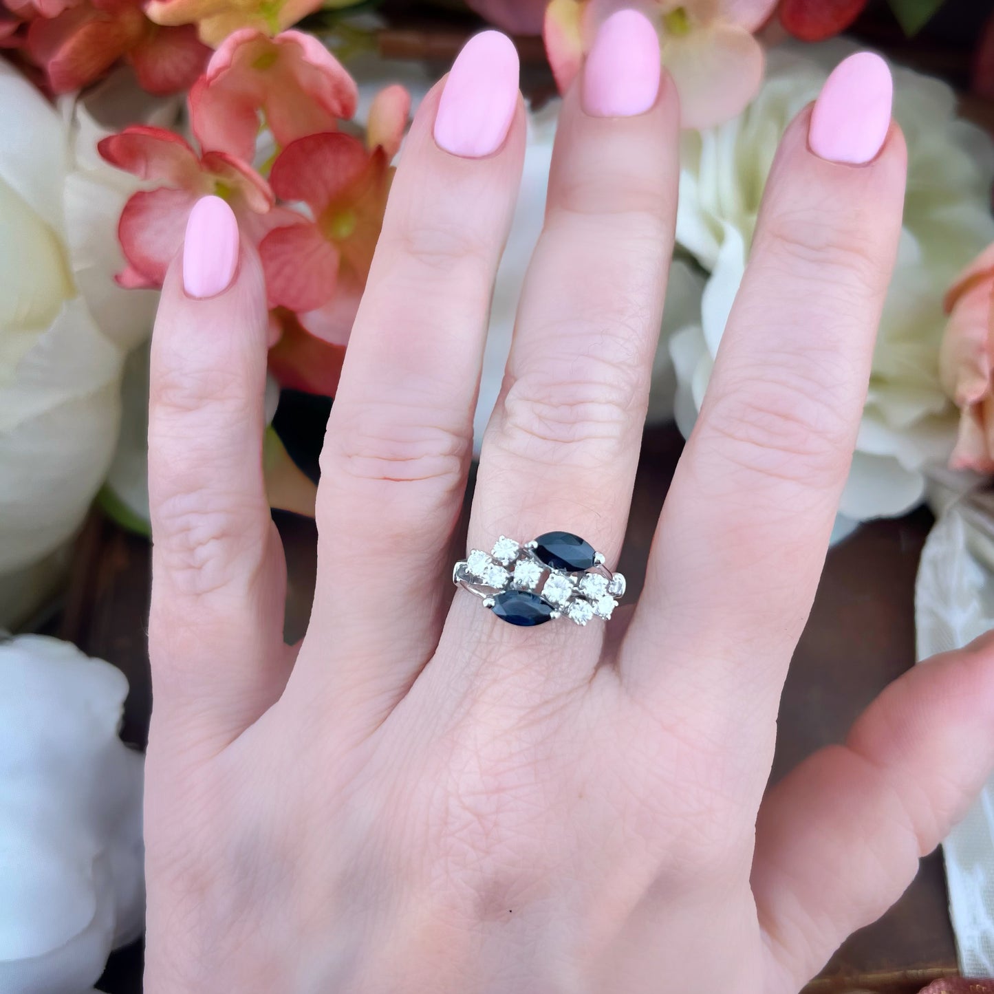 Anello vintage in oro bianco 18k con zaffiri marquise e diamanti