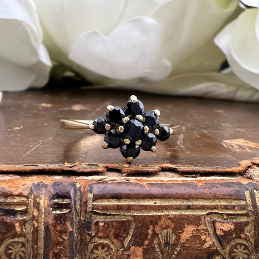 Anello margerita losangata in oro giallo 9 ct con zaffiri. Londra 1984