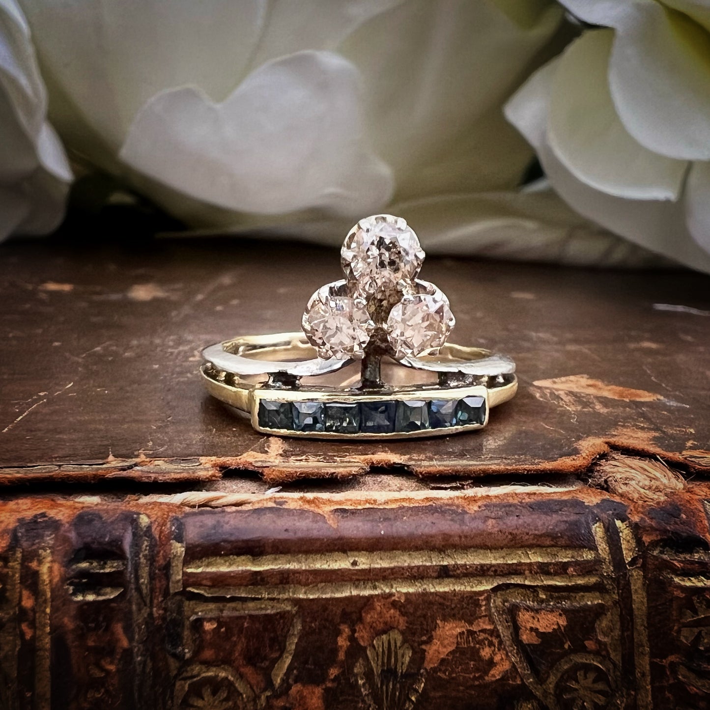 Anello “Memoria di Due Epoche” – Oro bianco e giallo 9 ct, Diamanti Old Mine e Zaffiri naturali