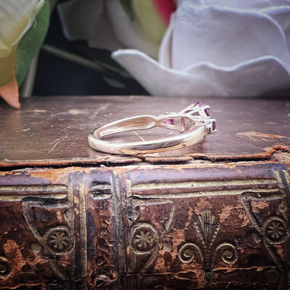 Anello inglese in oro rubino e diamanti c. 1980