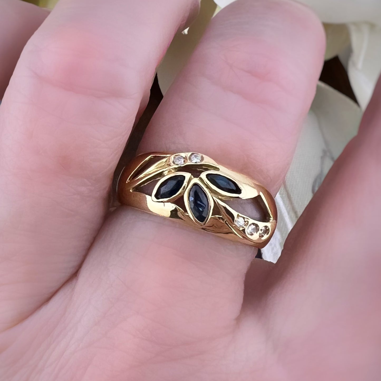 Anello italiano vintage a fascia in oro 750 zaffiri e diamanti