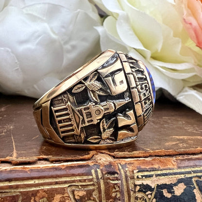 Voluminoso class ring in oro e spinello sintetico della Wake Forest University 1977