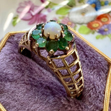 Carica l&#39;immagine nel visualizzatore di Gallery, Anello con margherita di opale e smeraldi con struttura in oro a grata
