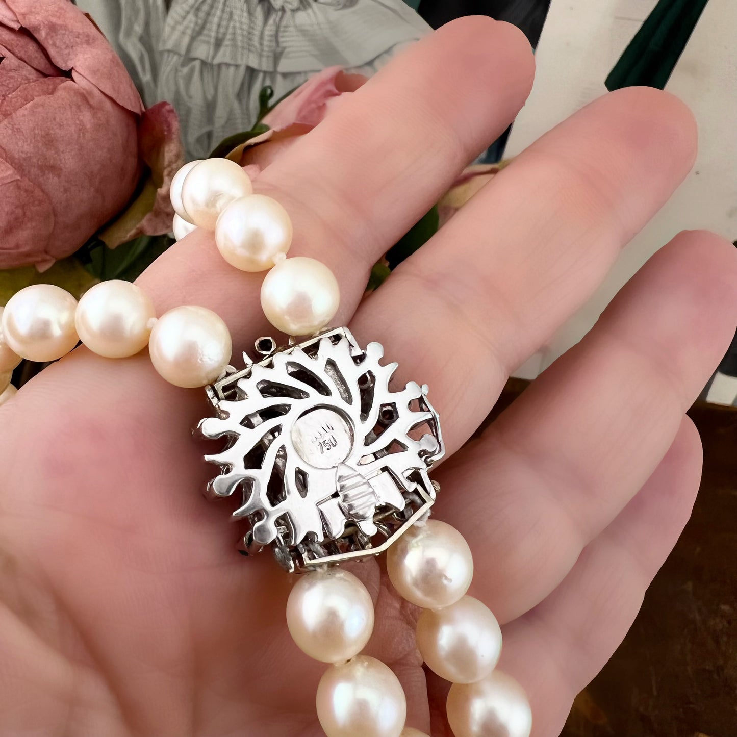 Collana girocollo a due fili di perle Akoya con chiusura in oro bianco 18 kt con diamanti e zaffiri