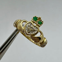 Carica l&#39;immagine nel visualizzatore di Gallery, Claddagh ring in oro, smeraldi e diamanti
