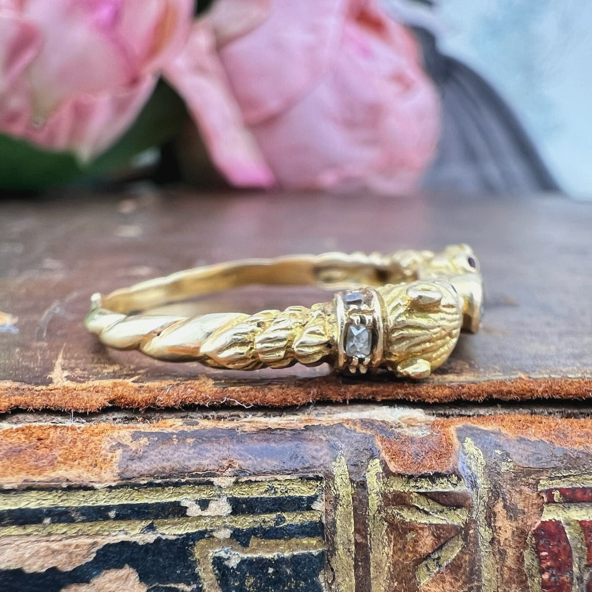 Anello anni ’30 con due felini, rubini e diamanti in oro 18K