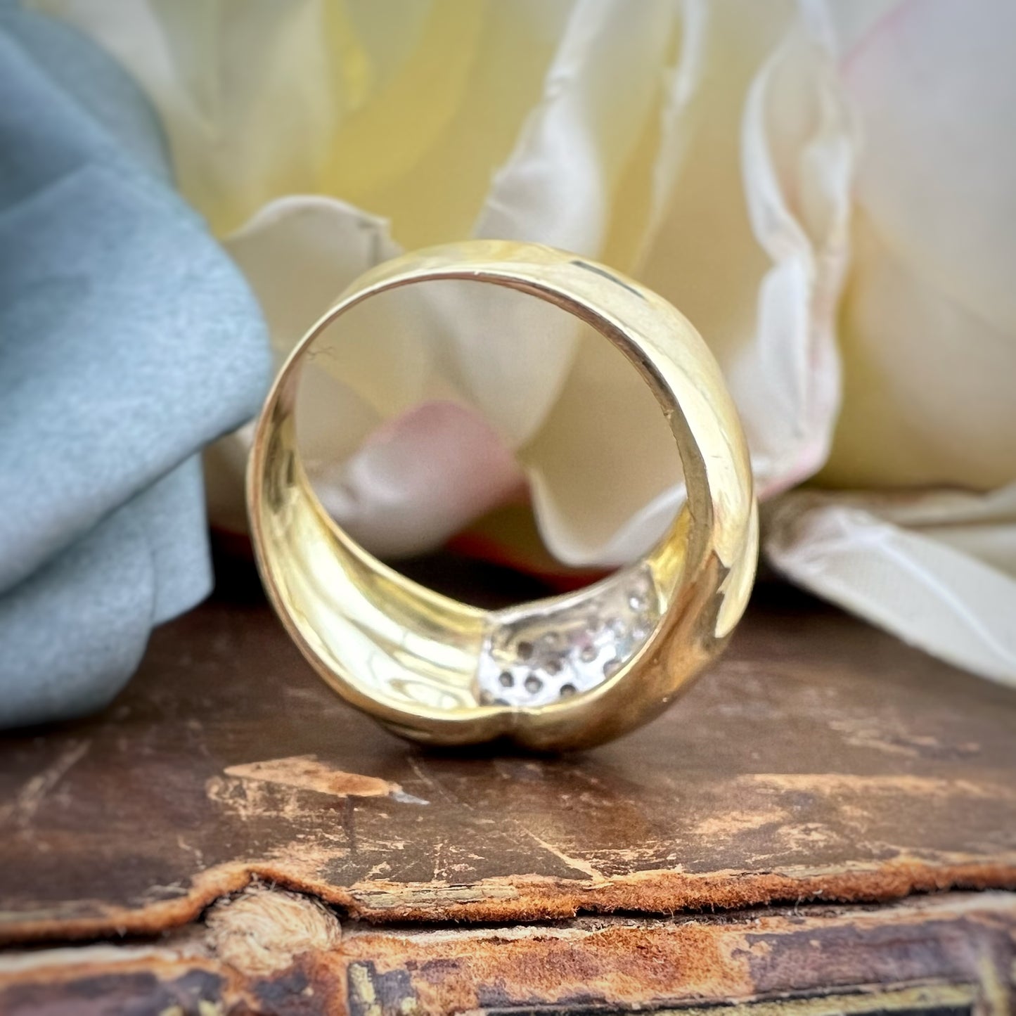 Importante anello a fascia in oro giallo 18 k Italia anni ’80