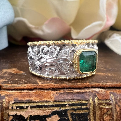 Anello vintage a fascia traforata in oro 18 carati con smeraldo e diamanti