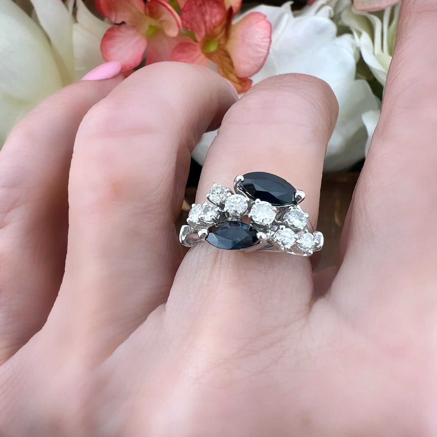 Anello vintage in oro bianco 18k con zaffiri marquise e diamanti