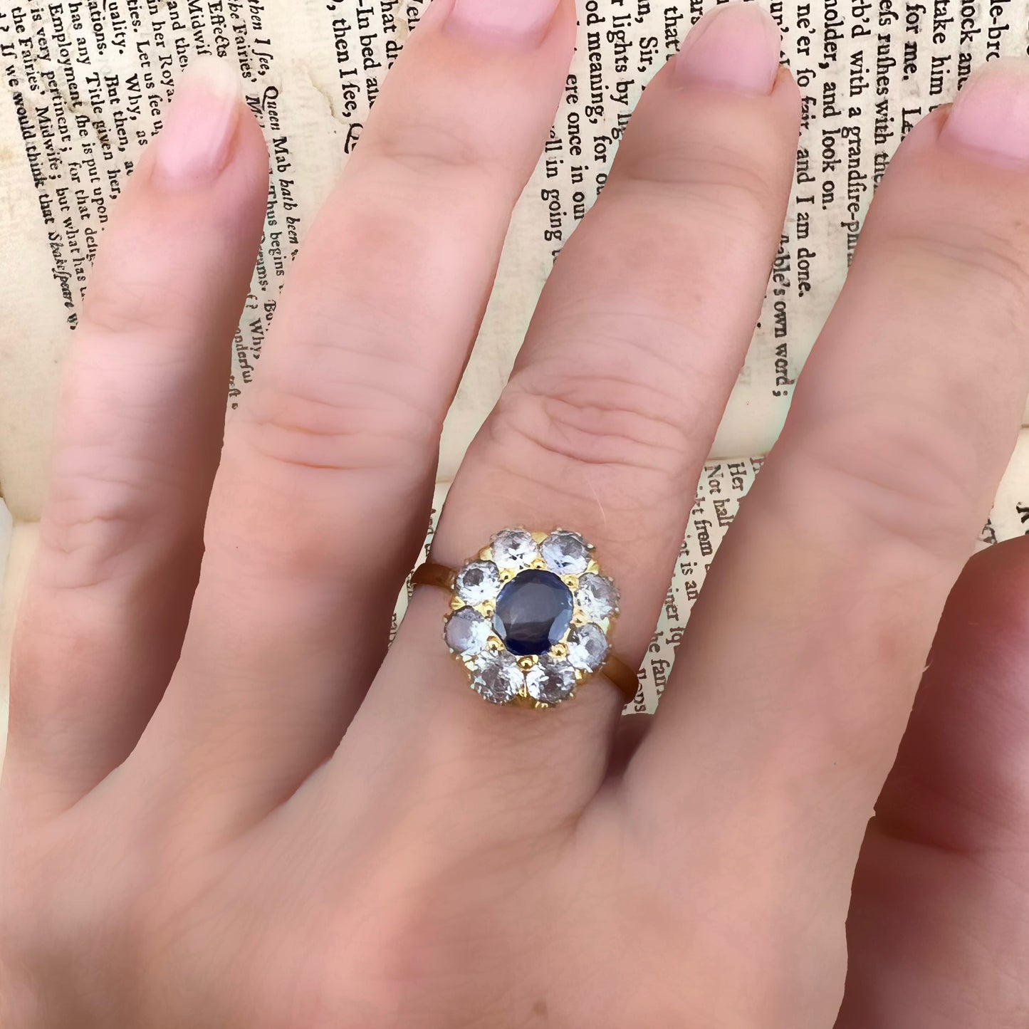 Anello vittoriano a margherita con zaffiro e acquamarine in oro 18k