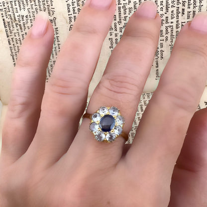 Anello vittoriano a margherita con zaffiro e acquamarine in oro 18k