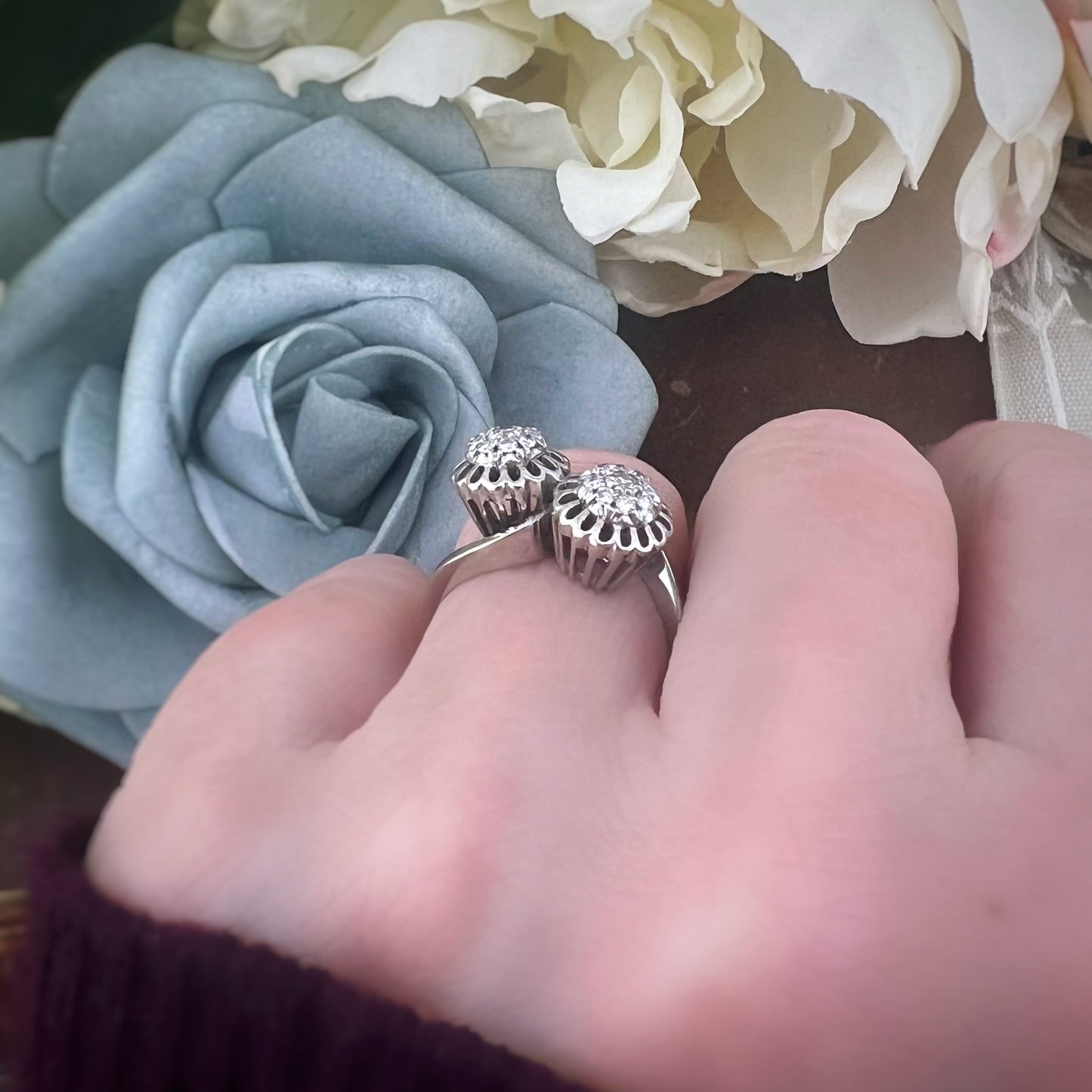 Anello contrariè con margherite di diamanti, oro bianco 18k