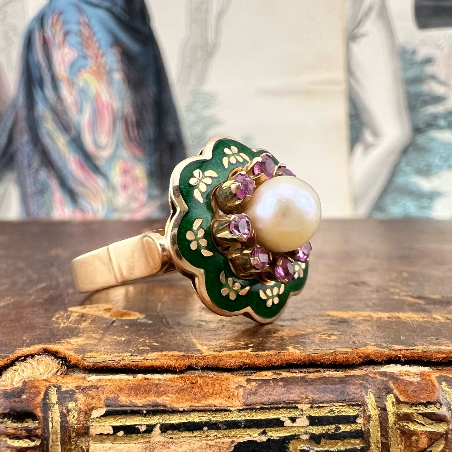 Anello a fiore in oro 18k con perla, rubini e smalto verde – Italia, circa anni ’60