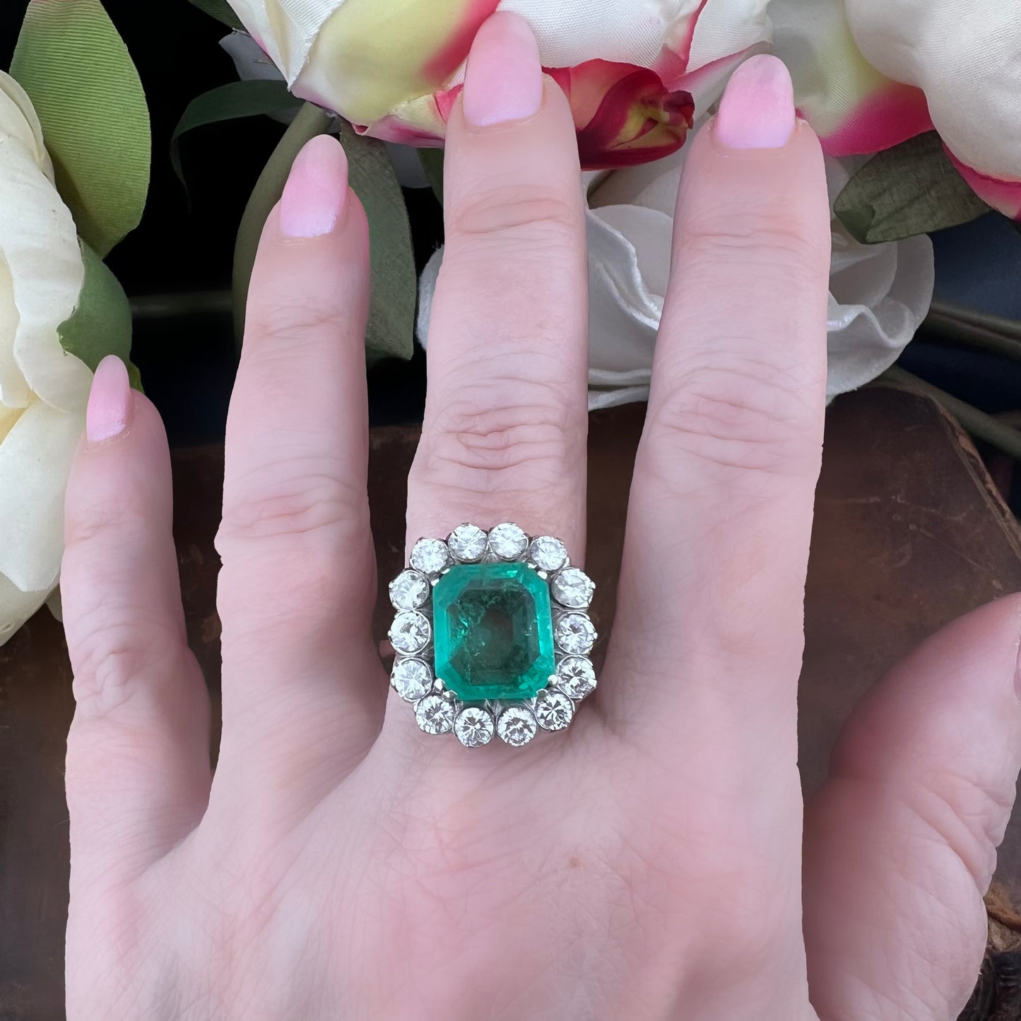 Anello vintage con smeraldo colombiano 4 ct e diamanti – Epoca 1950 ca.