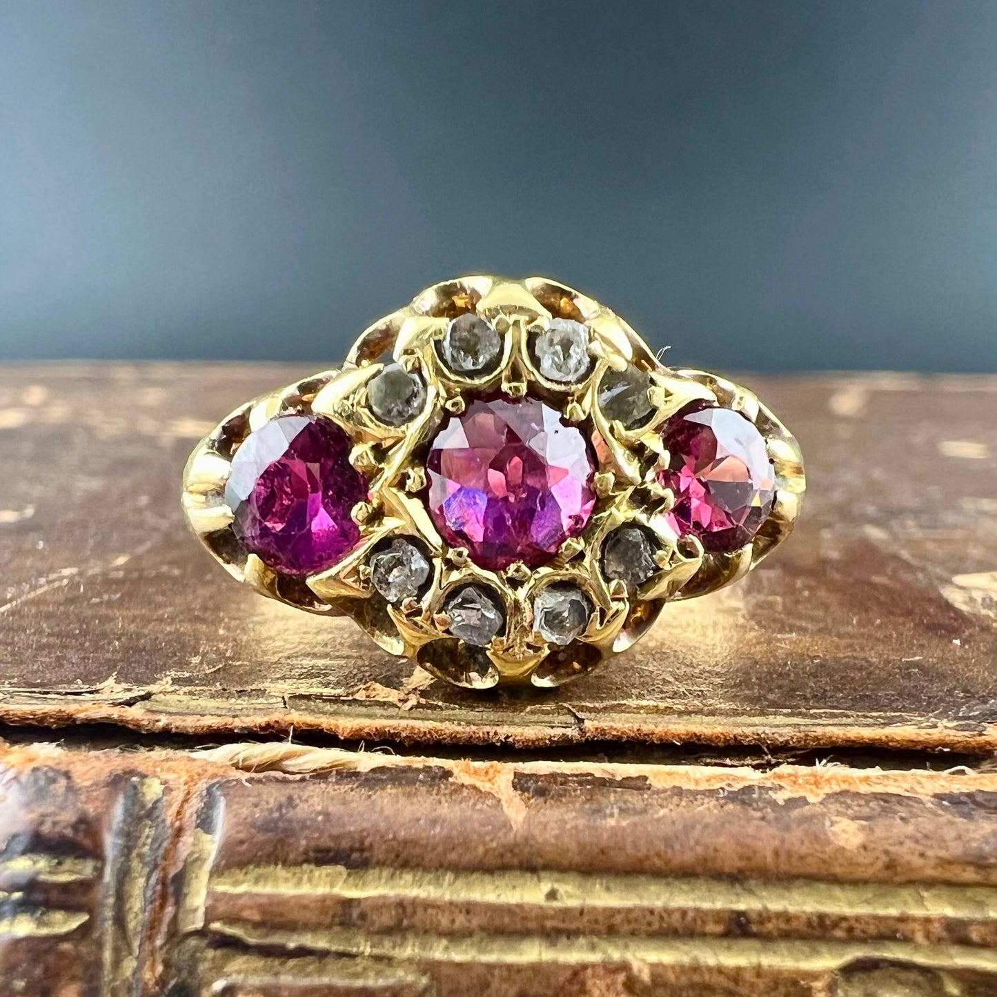 Anello vittoriano in oro 18 carati con rodolite e diamanti a rosetta