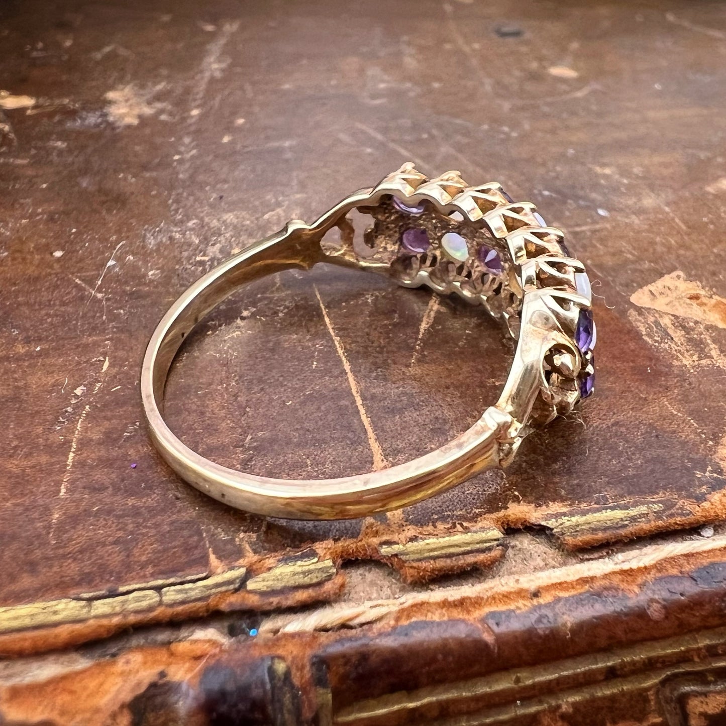 Anello a doppia riviera con ametiste e opali