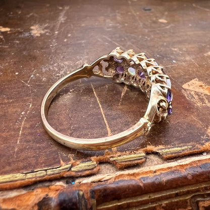 Anello a doppia riviera con ametiste e opali