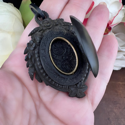 Mourning locket in vulcanite di epoca vittoriana