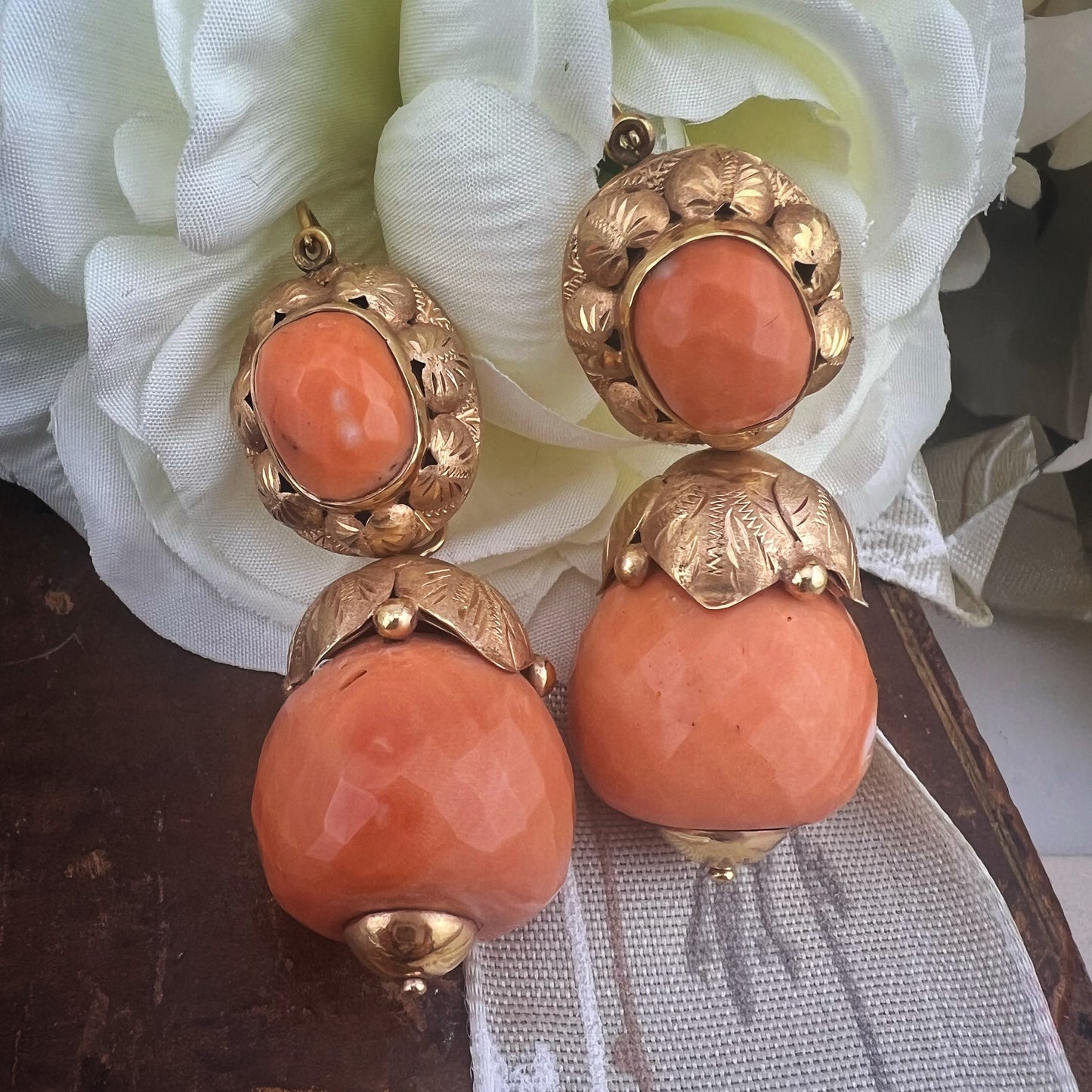 Orecchini Enchanté pendenti corti in oro rosa 18Kt, corallo rosa e Orecchini Enchanté pendenti corti in oro rosa 18Kt, corallo rosa e
