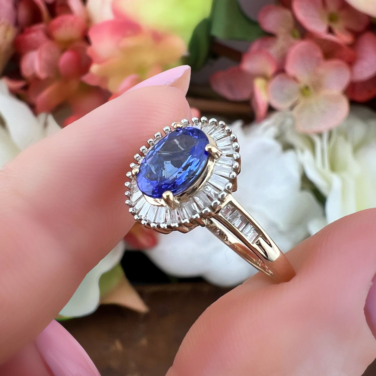 Anello vintage a margherita con tanzanite e diamanti baguette in oro giallo