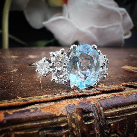 Anello in oro bianco 18 ct diamanti 1.20 ct topazio azzurro 2.80 ct