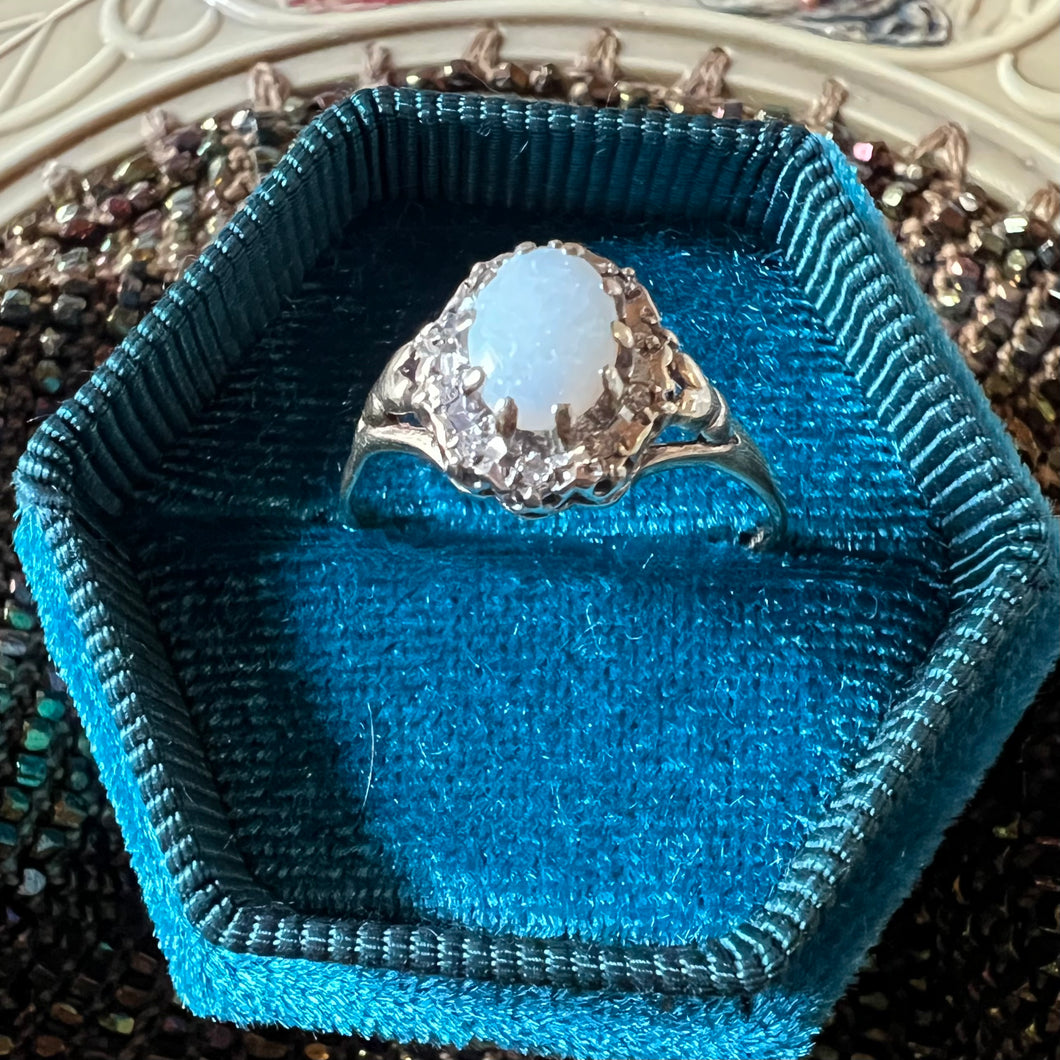 Anello a margherita con opale e diamanti