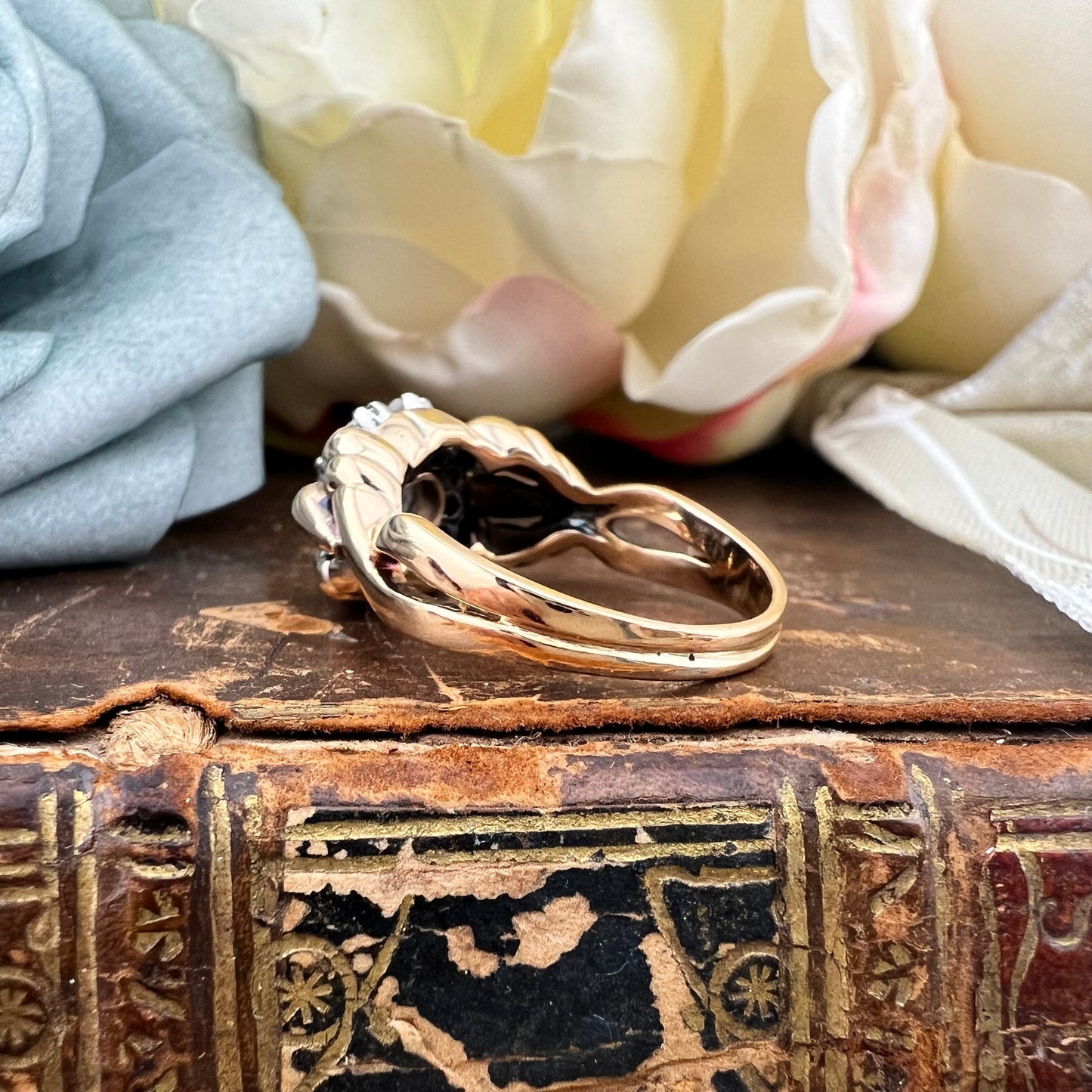 Anello vintage anni ’40 in oro giallo 18k con topazio e diamanti rosetta g. 9.09
