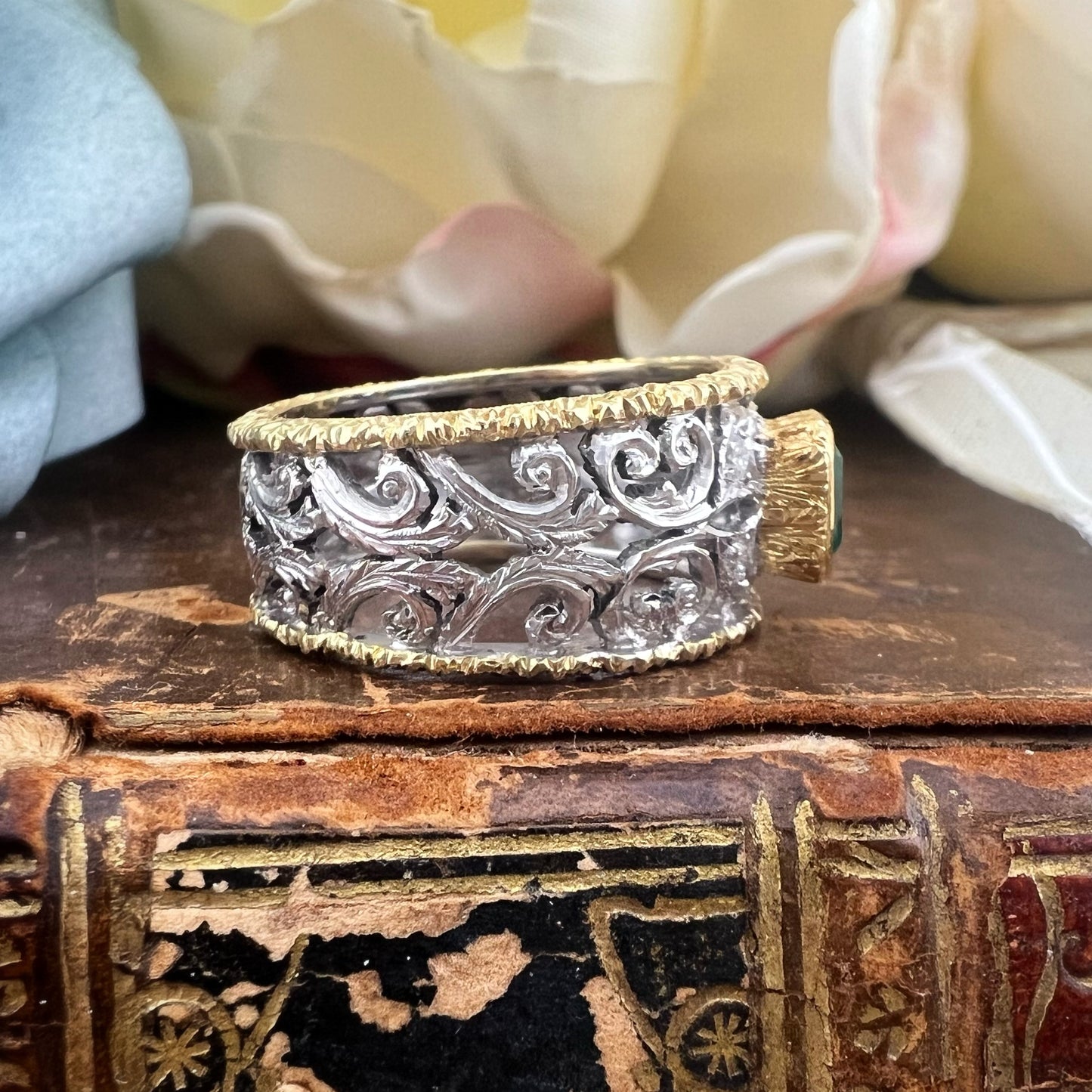 Anello vintage a fascia traforata in oro 18 carati con smeraldo e diamanti