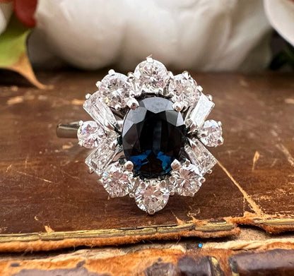 Anello vintage con zaffiro naturale e diamanti IF – G modello margherita, anni ’60 - certificato