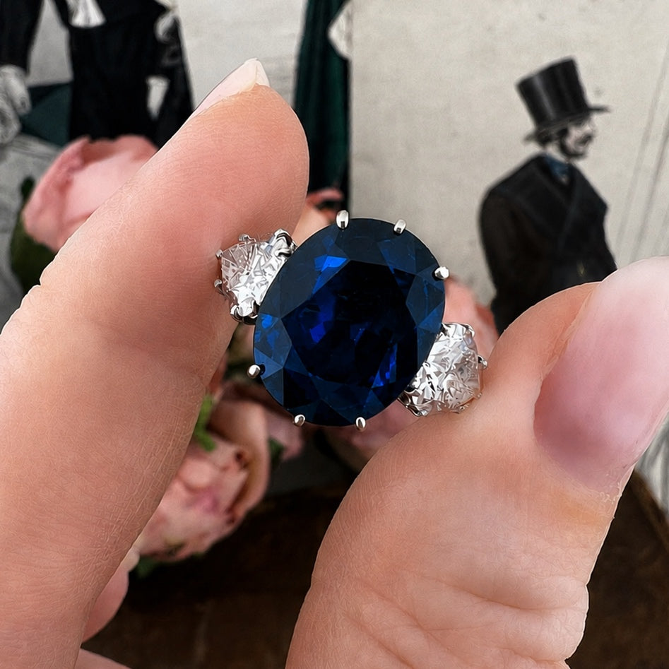 Importante anello trilogy in oro bianco 18 kt con zaffiro naturale da 6 ct e diamanti a goccia da 1,80 ct. complessivi