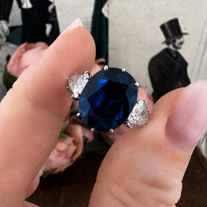 Importante anello trilogy in oro bianco 18 kt con zaffiro naturale da 6 ct e diamanti a goccia da 1,80 ct. complessivi